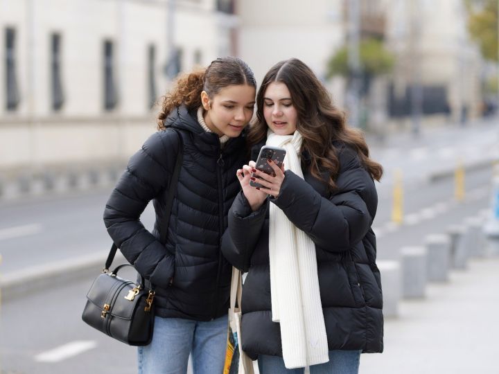 jovenes con teléfono