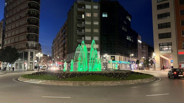 La plaza de Lazúrtegui se iluminó de verde por el Día de la Concienciación del Perthes en 2022